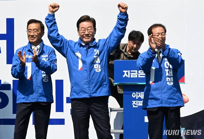 12일 이재명 더불어민주당 후보는 서울 광화문 청계광장에서 열린 출정식에서 첫 유세에 나사고 있다. 곽경근 대기자