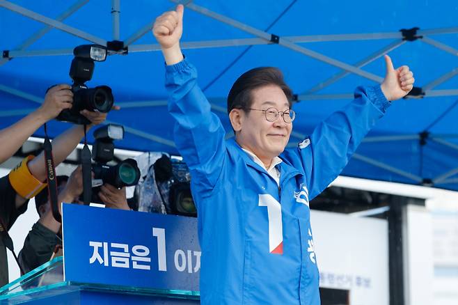 더불어민주당 이재명 대선 후보가 15일 전남 여수시 이순신 광장에서 열린 집중 유세에서 연설을 마친 후 시민들을 향해 인사하고 있다. 연합뉴스