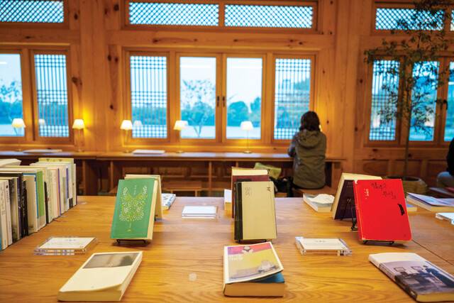 한옥 특유의 멋을 살린 연화정 도서관.