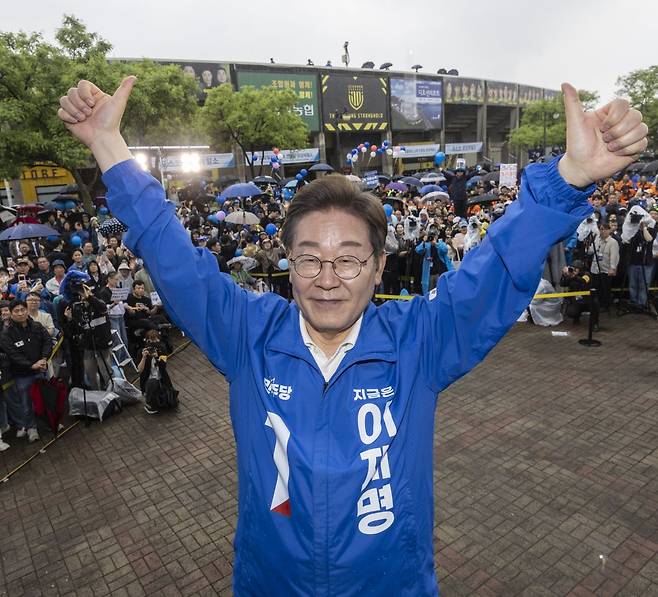 이재명 더불어민주당 대선후보가 15일 전남 광양시 전남드래곤즈축구장 북문 앞에서 열린 유세에서 엄지를 들어 보이고 있다. 연합뉴스
