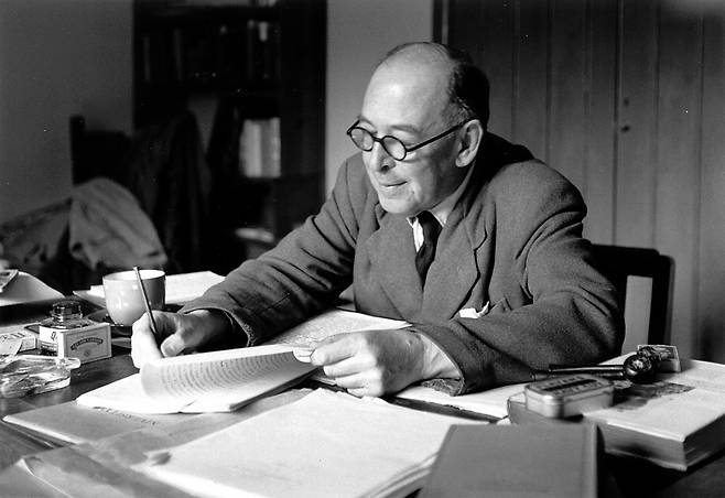 작업실에서 글을 쓰는 CS 루이스의 생전 모습. 국민일보DB