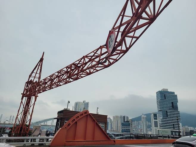 국민의힘 김문수 대선 후보의 유세차량이 15일 오전 부산 영도대교에서 시설물을 들이받아 일부가 파손됐다. 영도경찰서 제공