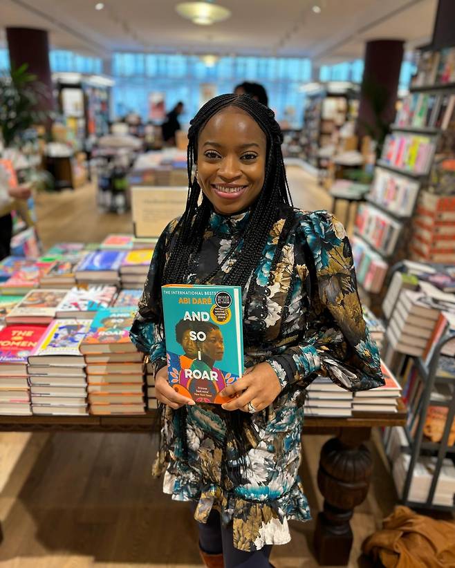 영국에서 제정된 '기후소설상' 1회 수상작인 '앤드 소 아이 로어'를 들고 있는 작가 아비 다레. 아비 다레 페이스북