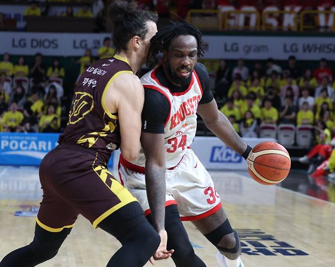 서울 SK의 외국인 선수 자밀 워니(오른쪽)가 15일 창원실내체육관에서 열린 2024-2025 프로농구 KBL 챔피언결정전 6차전에서 창원 LG 아셈 마레이를 상대로 공격을 시도하고 있다. 연합뉴스