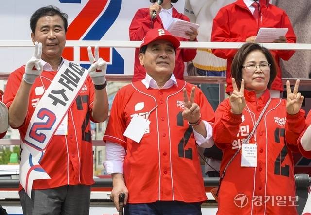 제21대 대통령선거를 20일 앞둔 14일 심재철 국민의힘 경기도당위원장이 선거운동원들과 경기지역 곳곳에서 열띤 선거운동을 펼치고 있다. 윤원규·홍기웅기자