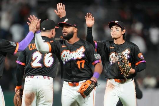 승리 후 동료들과 하이 파이브 하는 이정후. 사진[AP=연합뉴스]