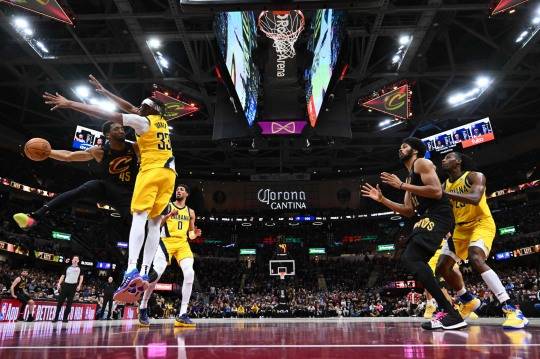 도너번 미첼을 막는 인디애나 선수들. 사진[Getty Images via AFP=연합뉴스]