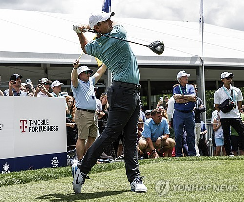 연습 라운드에서 티샷하는 로리 매킬로이. 사진[UPI=연합뉴스]