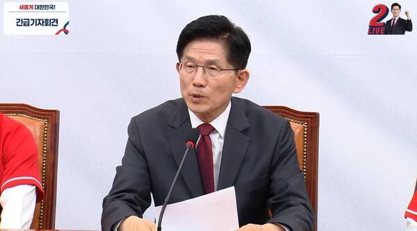 ▲김문수 국민의힘 대선후보가 15일 윤석열 전 대통령의 계엄이 용납할 수 없는 국민 배반행위라고 판단한 헌법재판소 결정에 동의하느냐는 질문에 8대0 만장일치 선고는 공산국가에서나 있을 일이라며 위험하다고 답하고 있다. 사진=국민의힘TV 영상 갈무리