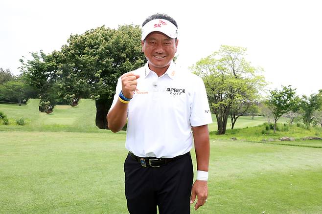 SK텔레콤 오픈 2연패에 도전하는 최경주가 오른손을 불끈 쥐며 활약을 다짐하고 있다.