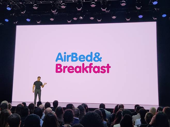 13일(현지시간) 로스엔젤레스에서 개최된 에어비앤비 신규 서비스 발표행사에서 브라이언 체스키 CEO가 기조연설을 하고 있다. [로스앤젤레스 = 이덕주 특파원]