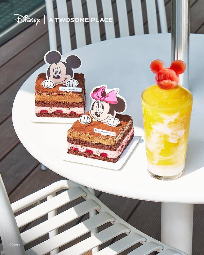 투썸플레이스에서 선보인 ‘미키와 친구들’ 테마 2차 한정판 제품 라인업. [사진 = 투썸플레이스 제공]