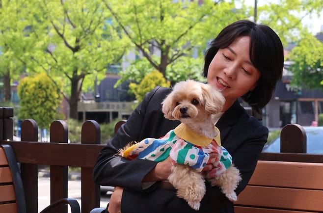 이영 전 중소벤처기업부 장관이 자신의 반려견 ‘뻥이’를 보며 미소짓고 있다. [이승환 기자]