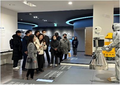 한국과학기술원(KAIST)-매경 AI 경영자 과정에 참여하는 주요 기업 및 기관의 CEO와 임원들이 AI로 구동되는 로봇 관련 현장 수업을 참관하고 있다 [사진 = KAIST AI 경영자 과정]