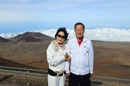 정계 은퇴를 선언한 홍준표 전 대구시장이 미국 하와이에서 부인 이순삼씨와 함께한 사진을 올렸다. [사진 = 홍준표]