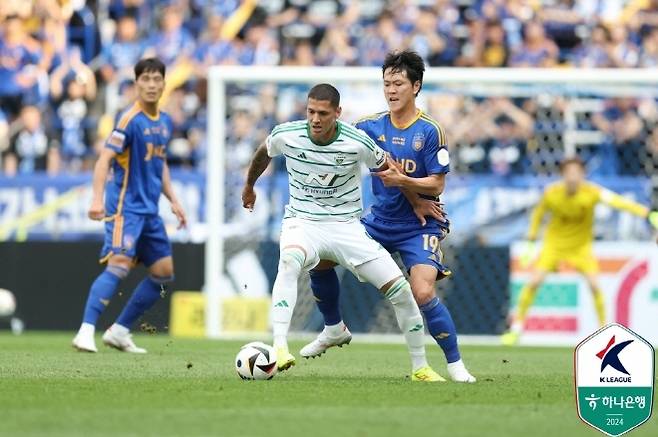 전북 스트라이커 티아고(사진 왼쪽). 사진=한국프로축구연맹