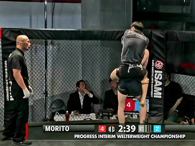 제11대 DEEP 라이트급 챔피언 및 제2대 블랙컴뱃 라이트급 챔피언 이송하가 2025년 5월 국제브라질주짓수연맹 아시아선수권대회 금메달리스트 모리토 신지의 맨손 조르기 기술에서 빠져나오지 못하고 있다. 사진=PROGRESS実行委員会