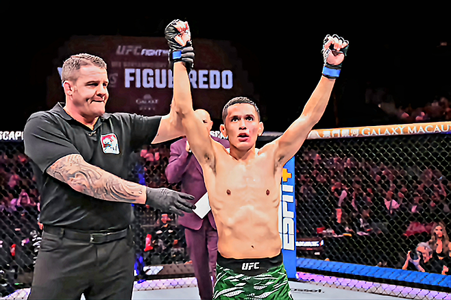 제1회 국제종합격투기연맹 세계선수권대회 금메달리스트 카를로스 에르난데스가 2024년 11월 중국 마카오특별행정구 아오먼인허쭝허두자청 UFC on ESPN+ 106 플라이급 경기 승리 선언을 받고 있다. 사진=TKO