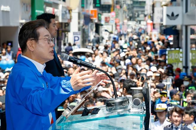 [부산=뉴시스] 권창회 기자 = 이재명 더불어민주당 대선 후보가 14일부산 부산진구 서면 젊음의 거리에서 열린 유세에서 지지호소를 하고 있다. (공동취재) 2025.05.14. photo@newsis.com /사진=