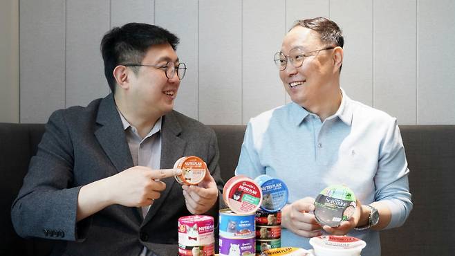 동원F&B 펫사업부의 김동현 펫CM팀장과 이준우 펫영업팀장./사진제공=동원F&B