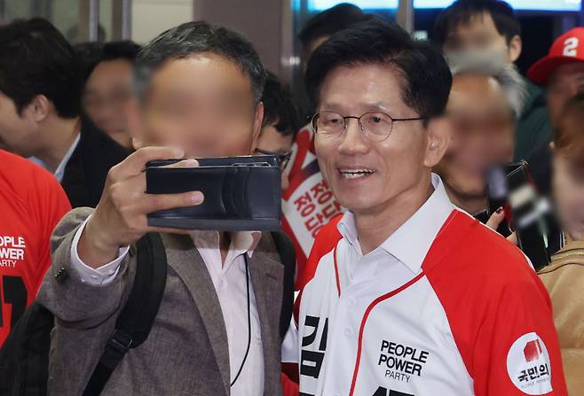 김문수 국민의힘 대선후보가 15일 오전 서울 구로구 신도림역에서 출근길 시민과 셀카를 찍고 있다. /사진=뉴시스