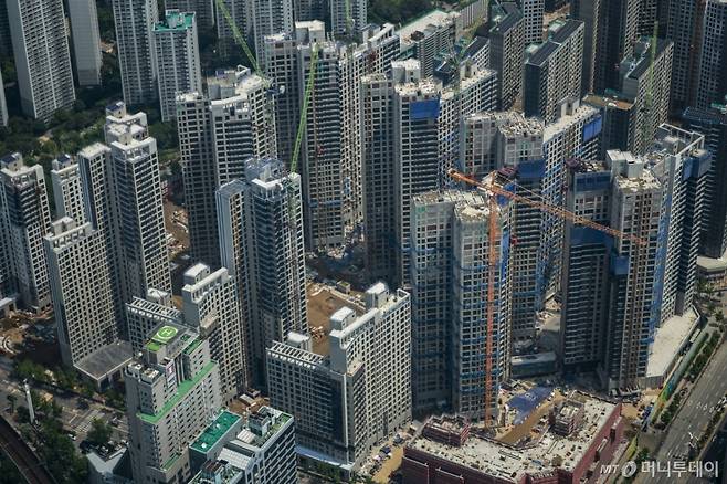 [서울=뉴시스] 정병혁 기자 = 4월 민간아파트 공급 물량이 전월 대비 2배 이상으로 늘고 1순위 청약경쟁률도 소폭 상승한 것으로 나타났다.2025년 4월 전국 아파트 분양 물량은 1만3262가구로 집계됐다. 3월(5656가구)과 비교해 134% 증가한 것으로, 1분기(1~3월) 전체 공급 물량(1만2857가구)보다 많았다. 사진은 13일 서울 송파구 롯데월드타워 전망대 서울스카이에서 바라본 서울시내 아파트 공사현장. 2025.05.13. jhope@newsis.com /사진=정병혁