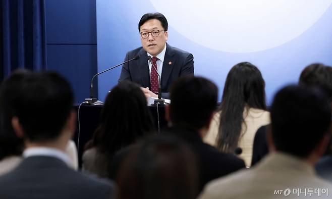 (서울=뉴스1) 김성진 기자 = 김병환 금융위원회 위원장이 7일 서울 종로구 정부서울청사에서 열린 정례 기자간담회에서 모두발언을 하고 있다.  Copyright (C) 뉴스1. All rights reserved. 무단 전재 및 재배포,  AI학습 이용 금지. /사진=(서울=뉴스1) 김성진 기자