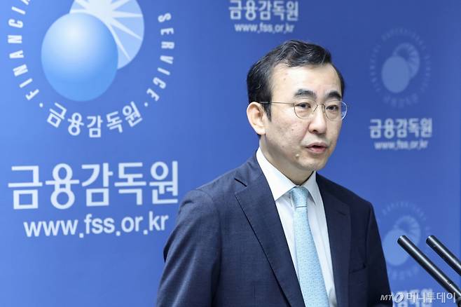 (서울=뉴스1) 민경석 기자 = 이세훈 금융감독원 수석부원장이 25일 오전 서울 영등포구 여의도 금감원에서 기업은행에서 발생한 882억원 규모의 부당 대출 건에 대한 검사 결과 브리핑을 하고 있다. 2025.3.25/뉴스1  Copyright (C) 뉴스1. All rights reserved. 무단 전재 및 재배포,  AI학습 이용 금지. /사진=(서울=뉴스1) 민경석 기자