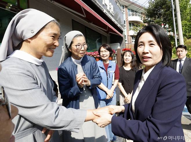 (광주=뉴스1) 김태성 기자 = 이재명 더불어민주당 대통령 후보의 부인 김혜경 여사가 14일 광주시 남구 소화자매원을 찾아 이야기를 나눈 후 수녀님들과 인사를 나누고 있다. 2025.5.14/뉴스1  Copyright (C) 뉴스1. All rights reserved. 무단 전재 및 재배포,  AI학습 이용 금지. /사진=(광주=뉴스1) 김태성 기자