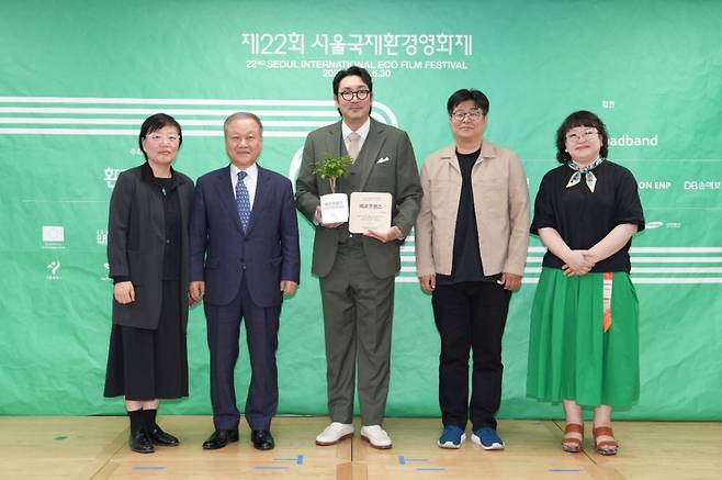 15일 열린 제22회 서울국제환경영화제 기자회견에서 참석자들이 기념촬영을 하고 있다. (왼쪽부터)  이미경 공동집행위원장(환경재단 대표), 최열 조직위원장(환경재단 이사장), 조진웅 배우, 정재승 공동집행위원장(카이스트 교수), 장영자 프로그래머. /사진제공=환경재단