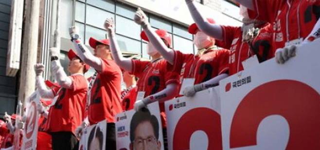 김문수 국민의힘 대선 후보 선거운동원들이 지난 14일 경남 진주광미사거리 일대에서 선거운동을 하고 있다. /사진=뉴스1