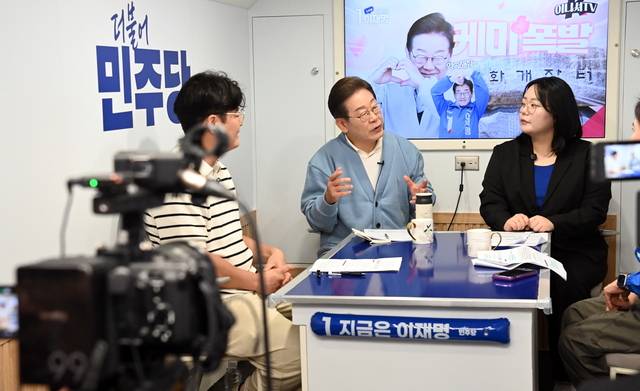 유튜브 라이브 이재명(가운데) 더불어민주당 대선 후보가 15일 오전 경남 하동군 화개장터 인근 대형버스 내 마련된 방송 스튜디오에서 ‘K-이니셔TV 케미폭발 동서화합 화개장터 라이브’ 유튜브 방송을 진행하고 있다.  곽성호 기자