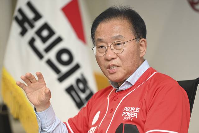 윤재옥 국민의힘 선거대책위원회 총괄선거대책본부장이 14일 서울 영등포구 여의동 당사에서 문화일보와 인터뷰하고 있다.  백동현 기자