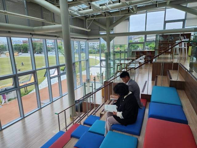 경기 용인시 처인구 마평동에 자리한 ‘세리박 위드 용인’ 2층 북카페에서 방문객들이 책을 읽고 있다. 용인=박성훈 기자