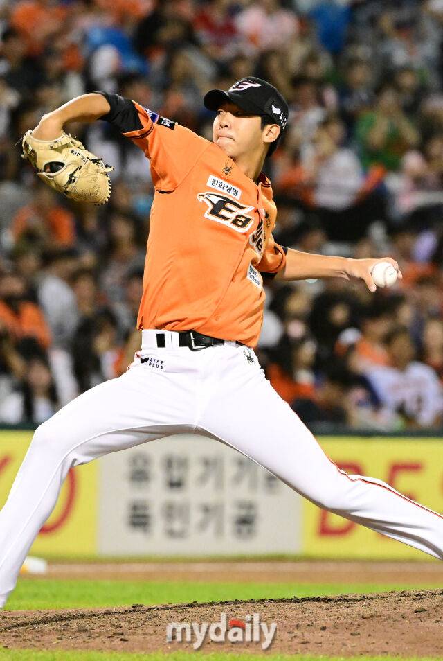 2024년 9월 29일 대전한화생명이글스파크에서 진행된 ‘2024 신한 SOL Bank KBO리그’ NC-한화의 경기. 한화 황준서가 9회초 역투를 펼치고 있다./마이데일리