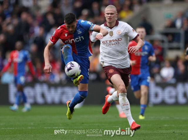 13년간 크리스털 팰리스에서 뛰었던 수비수 조엘 워드가 맨시티전에서 엘링 홀란드를 마크하고 있다./게티이미지코리아