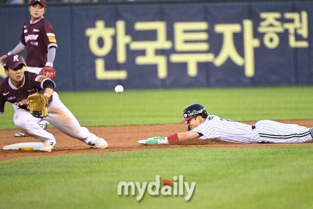 14일 서울 잠실야구장에서 열린 '2025 신한 SOL BANK KBO리그' 키움 히어로즈와 LG 트윈스 경기. LG 박해민이 3회말 무사 1루에 도루를 성공하고 있다./잠실=한혁승 기자