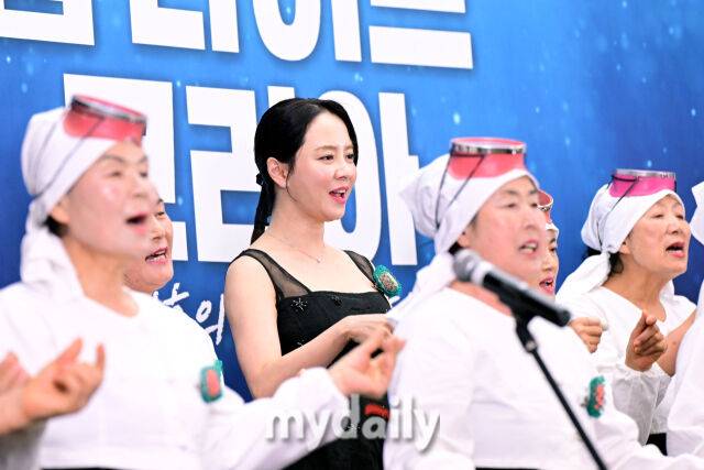 2025년 5월 15일 오후 서울 상암동 스탠포드호텔에서 진행된 '딥 다이브 코리아: 송지효의 해녀 모험' 제작발표회에서 송지효가 해녀들과 함께 합창을 하고 있다. / 곽경훈 기자 kphoto@mydaily.co.kr