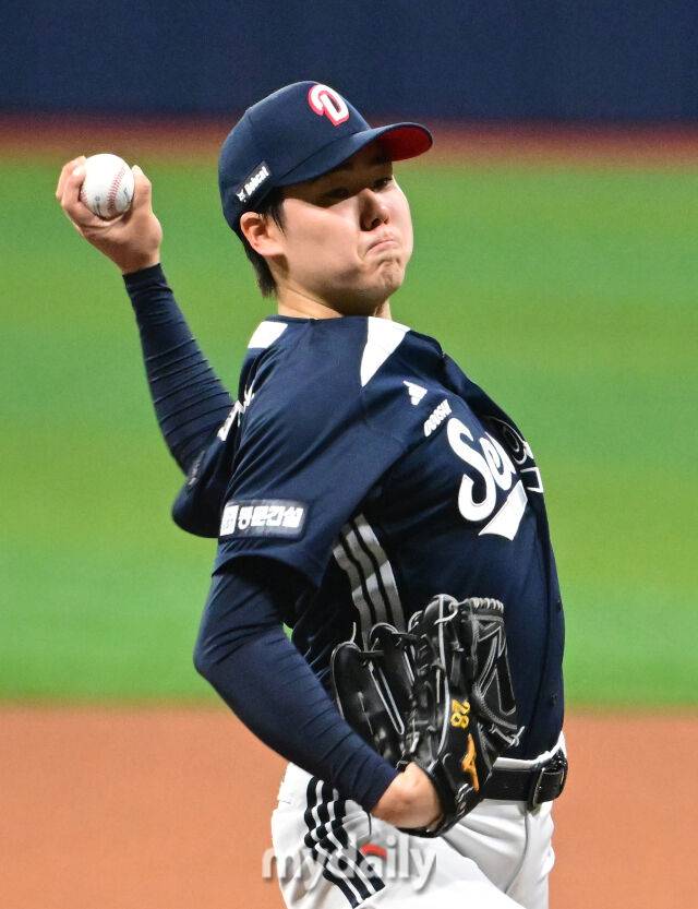 2025년 4월 22일 오후 서울 고척스카이돔에 진행된 '2025 신한 SOL뱅크 KBO 리그' 두산 베어스와 키움 히어로즈의 경기. 두산 선발투수 최승용이 역투하고 있다./마이데일리