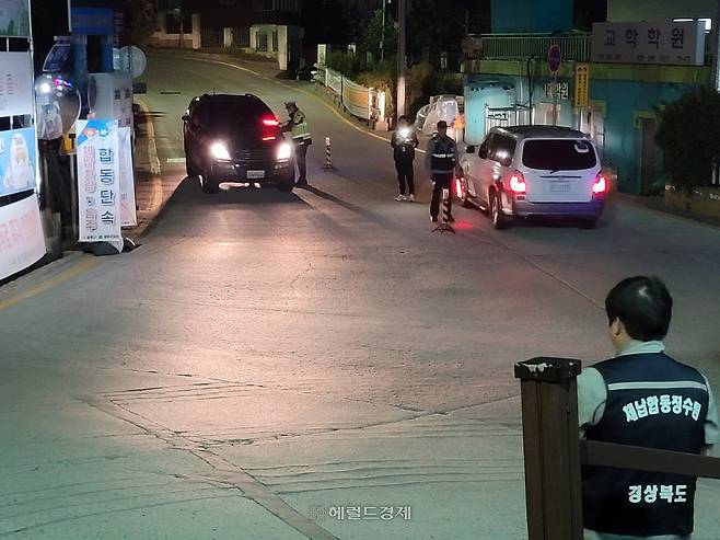 울릉군이  경찰 음주운전 단속현장에서 자동차세  체납차량에 대해 번호판 영치에 나섰다.[울릉군 제공]