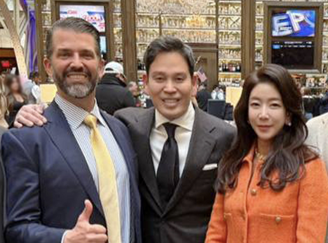 지난 1월 도널드 트럼프 미국 대통령 취임식을 참석하기 위해 워싱턴D.C.를 찾은 정용진(가운데) 신세계그룹 정용진 회장이 트럼프 대통령의 장남인 트럼프 주니어(왼쪽)와 만나 부인 한지희 씨를 소개 후 기념촬영을 하는 모습. [신세계그룹 제공]