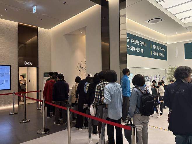 한 견본주택에 마련된 84A타입 유닛을 둘러보기 위해 줄을 선 방문객들. 정주원 기자