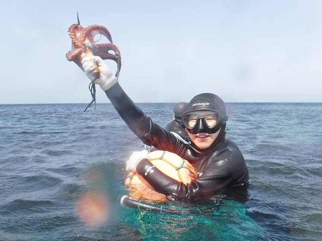 하도 해녀 체험 중 문어를 낚은 관광객