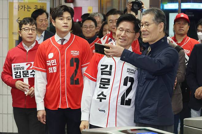 국민의힘 김문수 대선 후보가 15일 서울 구로구 신도림역을 찾아 시민과 기념촬영을 하고 있다. <연합>