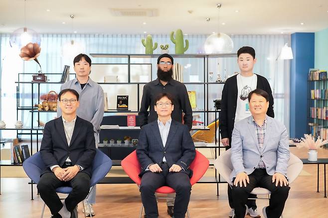 이번 연구를 수행한 UNIST 연구진. 김진영(왼쪽 하단부터 반시계방향) 교수, 김봉수 교수, 김동석 교수, 허성현 연구원, 샤히드 아민 박사, 손중건 연구원.[UNIST 제공]