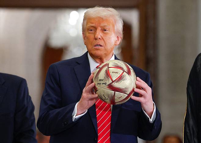 14일(현지시간) 도널드 트럼프 미국 대통령이 카타르 루사일의 루사일 궁전에서 열린 카타르의 타밈 빈 하마드 알 타니와 지아니 인판티노 FIFA 회장과의 행사에 참석하기 위해 축구공을 들고 있다. [AFP]