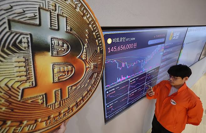 21대 대선 후보들이 ‘가상자산’ 관련 공약을 앞다퉈 내놓고 있다. 서울 서초구 빗썸라운지 강남본점 전광판에 비트코인 가격이 표시되고 있다. [연합]