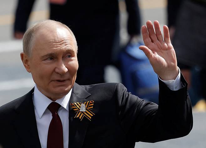 블라디미르 푸틴 러시아 대통령이 지난 9일 모스크바 광장에서 열린 제2차 세계대전 나치 독일의 승리 80주년을 기념하는 전승절 군사 퍼레이드 후 관중들을 향해 손을 흔들고 있다. [로이터]