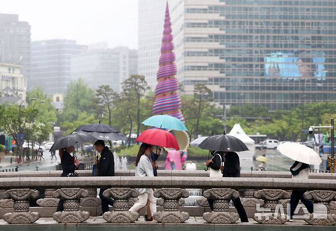 [서울=뉴시스] 김선웅 기자 = 전국에 비가 내린 9일 서울 청계천 인근에서 우산을 쓴 시민들이 길을 걷고 있다. 2025.05.09. mangusta@newsis.com