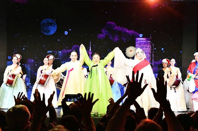 [오사카=뉴시스] 14일 오후 '2025 오사카·간사이 엑스포'에 마련된 페스티벌 스테이션에서 열린 '코리아 온 스테이지 예인(Ye-In) : Soul of Life'에 참여한 국가무형유산 '판소리' 보유자 신영희(83), 국가무형유산 '승무' 보유자 채상묵(81), '거문고산조' 보유자 이재화  (사진=국가유산청 제공) 2025.05.15. photo@newsis.com *재판매 및 DB 금지